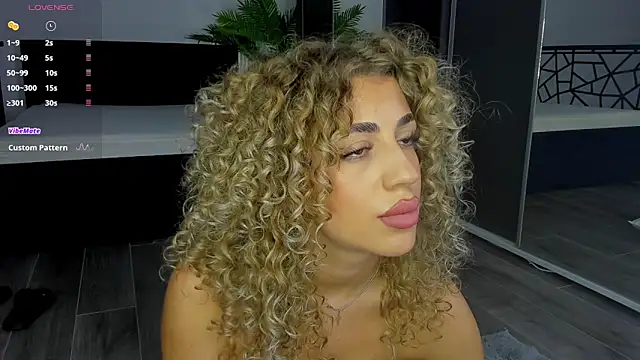 CurlyAnt0 online show from December 20, 2025, 7:48 am