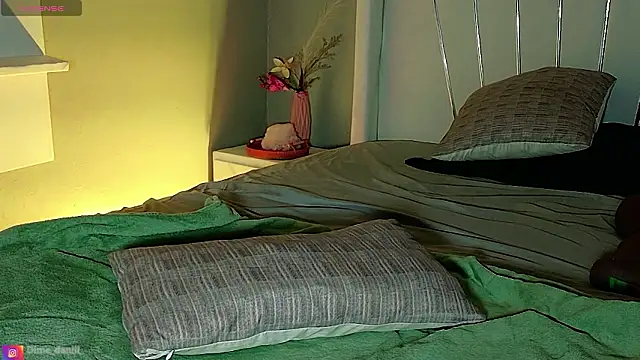 MimiRodriguez online show from March 18, 2026, 4:21 pm