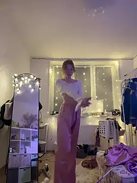 Esme Runn online show from February 26, 2025, 2:25 pm