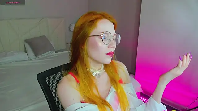 Esme Runn online show from September 12, 2025, 12:00 am