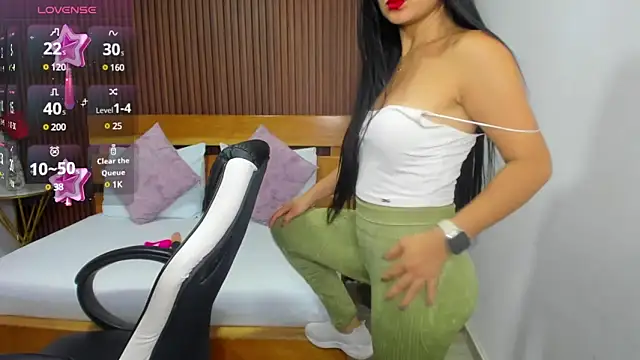 Snapshot of evelin_leroy chatting on March 20, 2025, 12:11 pm evelin leroy online show from March 20, 2025, 12:11 pm