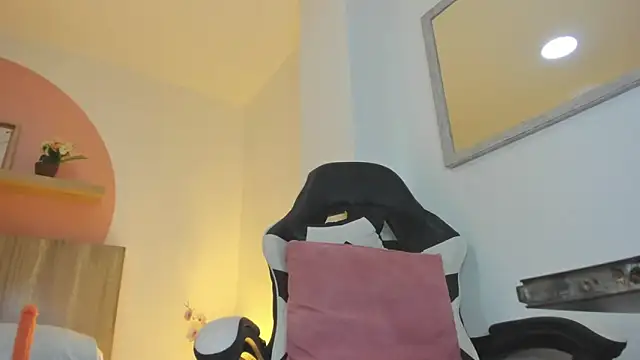 Snapshot of evelin_leroy chatting on September 10, 2025, 12:05 pm evelin leroy online show from September 10, 2025, 12:05 pm