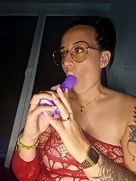 lindsay 33off online show from September 24, 2025, 8:01 pm