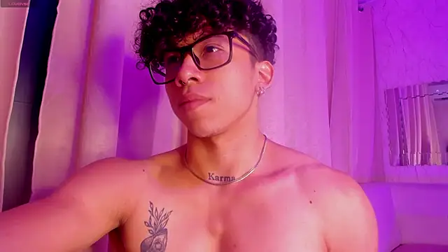 AkazaBoy  online show from November 21, 2025, 4:33 am