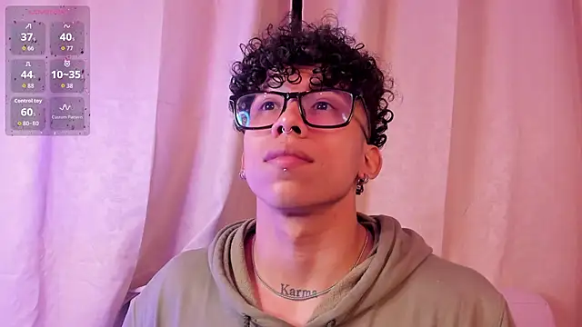 AkazaBoy  online show from December 5, 2025, 4:43 am