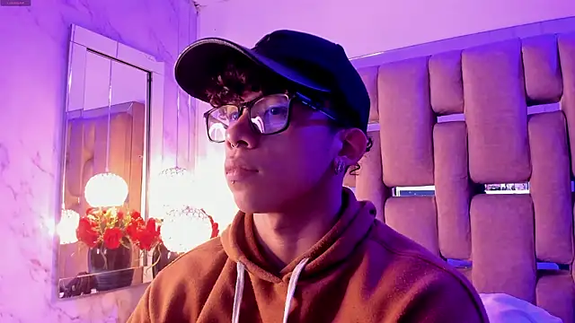 AkazaBoy  online show from December 20, 2025, 4:19 am