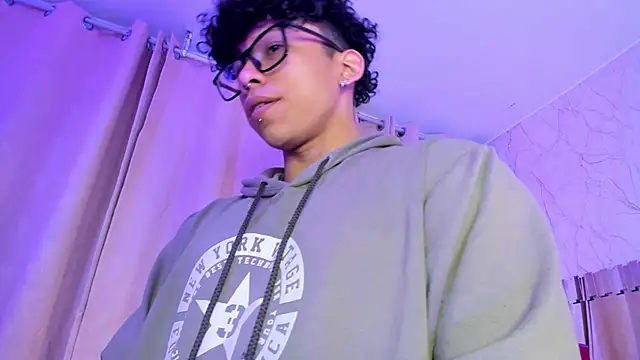 AkazaBoy  online show from December 21, 2025, 4:30 am