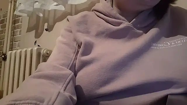 AalinnaK online show from February 26, 2025, 4:03 pm