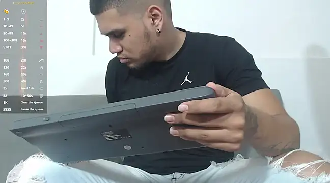 Aaron Hunter  online show from December 17, 2024, 11:16 pm