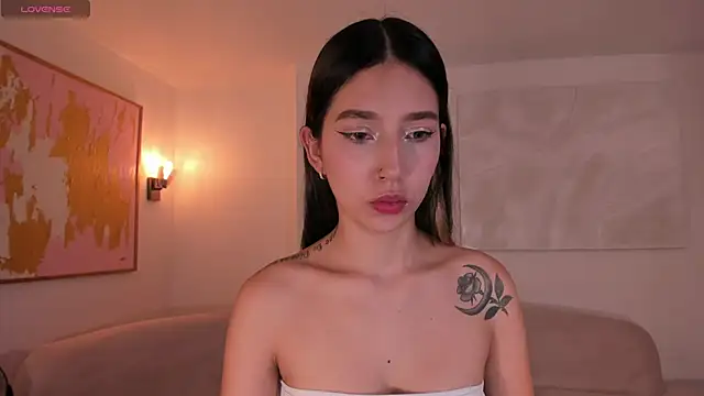 TaraLawrence online show from November 11, 2025, 2:33 am