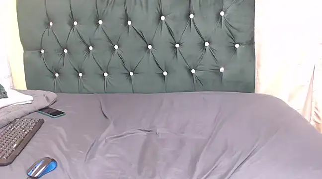 BeautyAuroa online show from December 24, 2024, 2:32 am