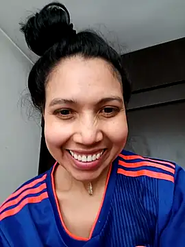 KimPielCanela online show from October 1, 2025, 3:07 pm