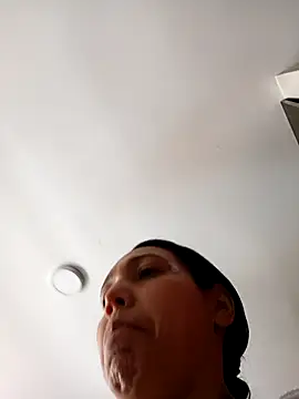 KimPielCanela online show from November 15, 2025, 3:19 pm