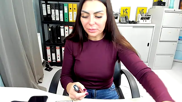 kilenyapatrice online show from November 18, 2025, 2:21 pm