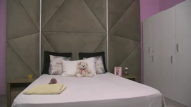 ElyzaIbarra online show from September 17, 2025, 5:20 am