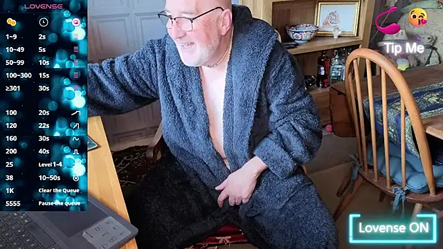 Adamdaddybear online show from October 9, 2025, 8:12 am