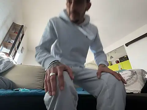 Snapshot of Rebeu313 chatting on December 26, 2024, 2:27 pm Rebeu313 online show from December 26, 2024, 2:27 pm