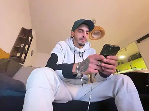 Snapshot of Rebeu313 chatting on December 26, 2024, 8:00 pm Rebeu313 online show from December 26, 2024, 8:00 pm