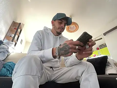 Snapshot of Rebeu313 chatting on December 27, 2024, 1:28 pm Rebeu313 online show from December 27, 2024, 1:28 pm