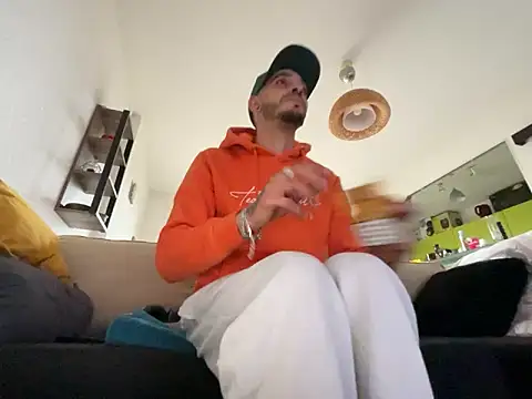 Snapshot of Rebeu313 chatting on January 3, 2025, 3:22 pm Rebeu313 online show from January 3, 2025, 3:22 pm