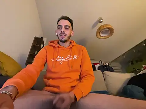 Snapshot of Rebeu313 chatting on January 4, 2025, 1:21 am Rebeu313 online show from January 4, 2025, 1:21 am