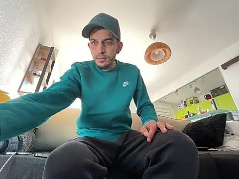 Snapshot of Rebeu313 chatting on January 7, 2025, 1:57 pm Rebeu313 online show from January 7, 2025, 1:57 pm