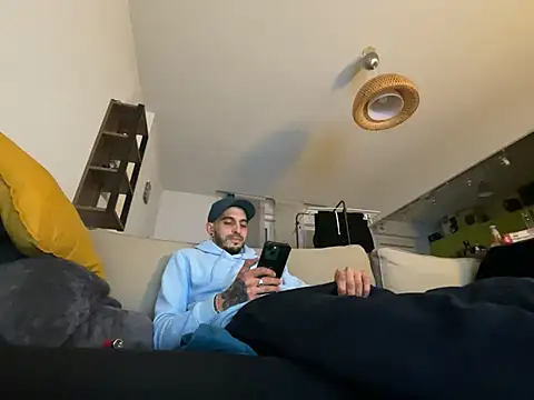 Snapshot of Rebeu313 chatting on January 10, 2025, 10:57 pm Rebeu313 online show from January 10, 2025, 10:57 pm