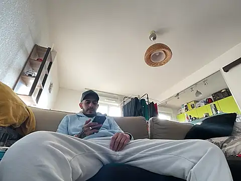 Snapshot of Rebeu313 chatting on January 15, 2025, 2:35 pm Rebeu313 online show from January 15, 2025, 2:35 pm