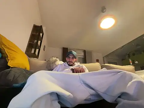 Snapshot of Rebeu313 chatting on January 16, 2025, 11:16 pm Rebeu313 online show from January 16, 2025, 11:16 pm