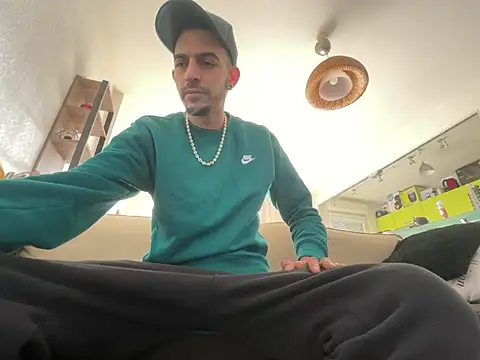 Snapshot of Rebeu313 chatting on January 24, 2025, 1:14 pm Rebeu313 online show from January 24, 2025, 1:14 pm