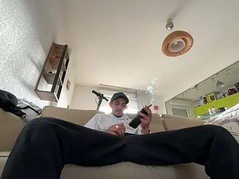 Snapshot of Rebeu313 chatting on February 14, 2025, 2:33 pm Rebeu313 online show from February 14, 2025, 2:33 pm