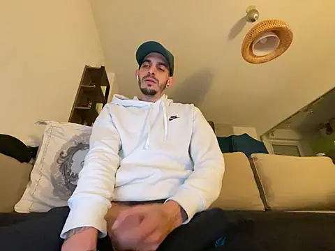 Snapshot of Rebeu313 chatting on February 14, 2025, 11:31 pm Rebeu313 online show from February 14, 2025, 11:31 pm