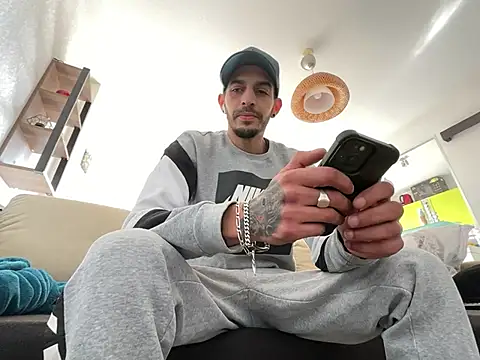 Snapshot of Rebeu313 chatting on February 15, 2025, 1:38 pm Rebeu313 online show from February 15, 2025, 1:38 pm