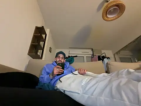 Snapshot of Rebeu313 chatting on February 21, 2025, 6:37 pm Rebeu313 online show from February 21, 2025, 6:37 pm