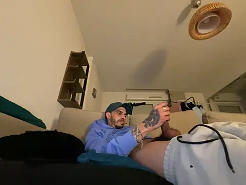 Snapshot of Rebeu313 chatting on February 21, 2025, 9:43 pm Rebeu313 online show from February 21, 2025, 9:43 pm