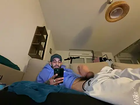 Snapshot of Rebeu313 chatting on February 22, 2025, 12:49 am Rebeu313 online show from February 22, 2025, 12:49 am