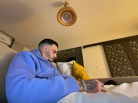 Snapshot of Rebeu313 chatting on February 26, 2025, 4:25 am Rebeu313 online show from February 26, 2025, 4:25 am