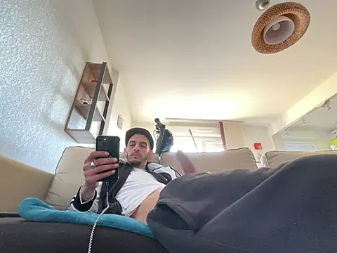 Snapshot of Rebeu313 chatting on March 2, 2025, 4:53 pm Rebeu313 online show from March 2, 2025, 4:53 pm