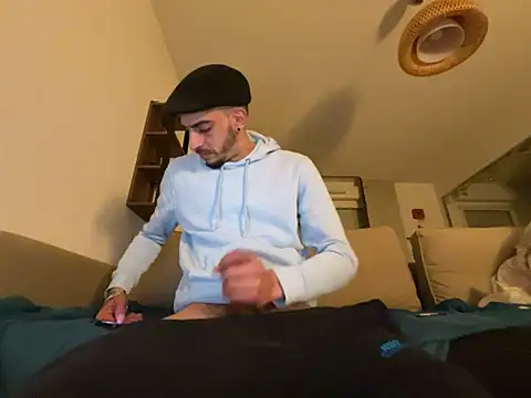 Snapshot of Rebeu313 chatting on March 4, 2025, 12:18 am Rebeu313 online show from March 4, 2025, 12:18 am