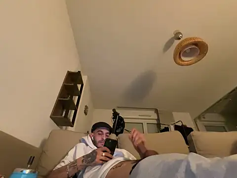 Snapshot of Rebeu313 chatting on March 5, 2025, 1:21 am Rebeu313 online show from March 5, 2025, 1:21 am