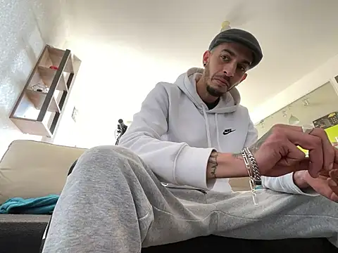 Snapshot of Rebeu313 chatting on March 5, 2025, 2:34 pm Rebeu313 online show from March 5, 2025, 2:34 pm