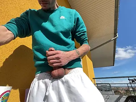 Snapshot of Rebeu313 chatting on March 10, 2025, 1:32 pm Rebeu313 online show from March 10, 2025, 1:32 pm