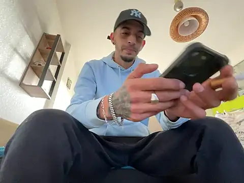 Snapshot of Rebeu313 chatting on March 12, 2025, 1:40 pm Rebeu313 online show from March 12, 2025, 1:40 pm