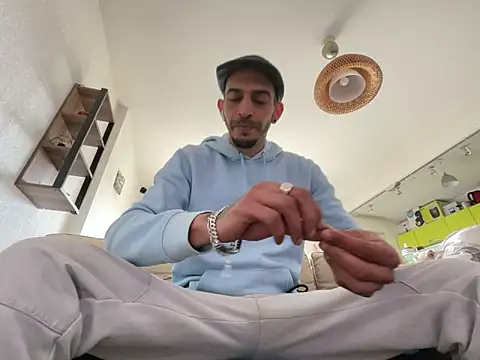 Snapshot of Rebeu313 chatting on March 13, 2025, 10:47 am Rebeu313 online show from March 13, 2025, 10:47 am