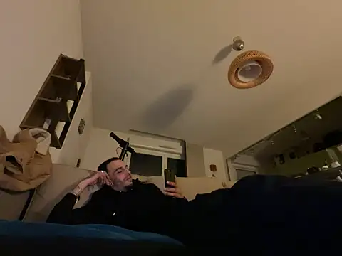 Snapshot of Rebeu313 chatting on March 16, 2025, 1:07 am Rebeu313 online show from March 16, 2025, 1:07 am