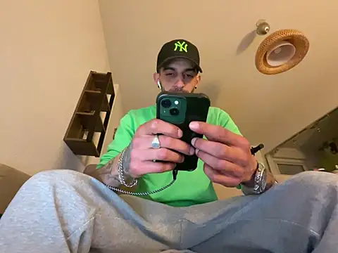 Snapshot of Rebeu313 chatting on March 17, 2025, 11:00 pm Rebeu313 online show from March 17, 2025, 11:00 pm