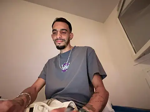 Snapshot of Rebeu313 chatting on September 15, 2025, 7:25 pm Rebeu313 online show from September 15, 2025, 7:25 pm