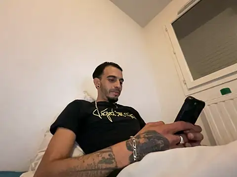 Snapshot of Rebeu313 chatting on October 11, 2025, 7:01 pm Rebeu313 online show from October 11, 2025, 7:01 pm