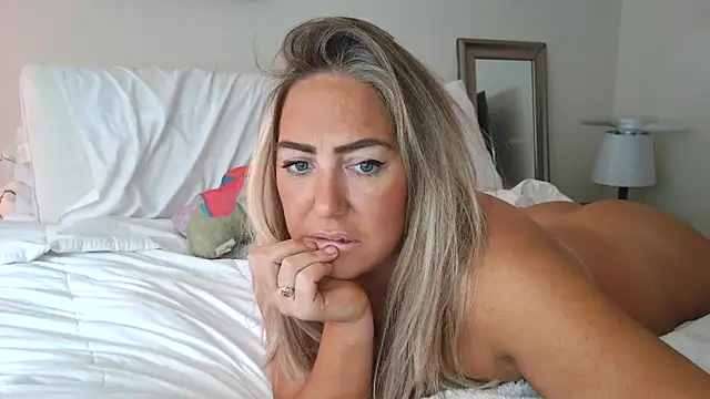 sunshinekisses online show from November 4, 2025, 3:44 pm