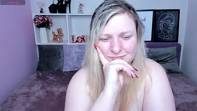 AnnaXCherri online show from November 7, 2025, 4:12 am